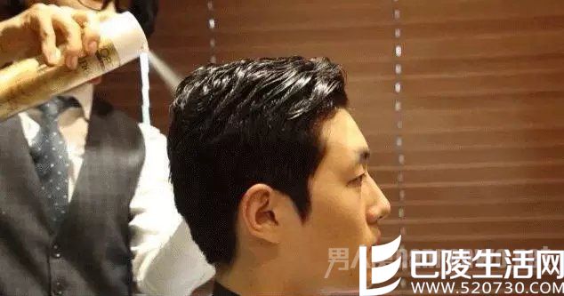 然后定型,只有油光锃亮的头发和饱满额头,才能让精气神喷射而出 然后定型,只有油光锃亮的头发和饱满额头,才能让精气神喷射而出