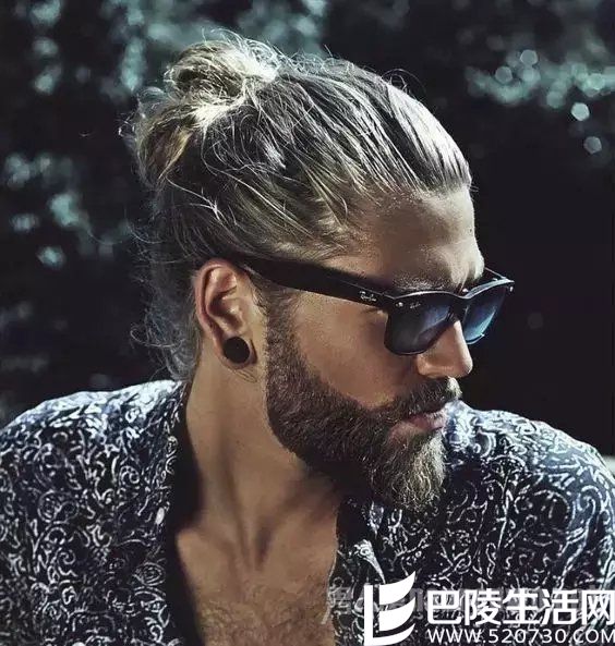 一头凌乱的花绑头搭配上修饰过的大胡子