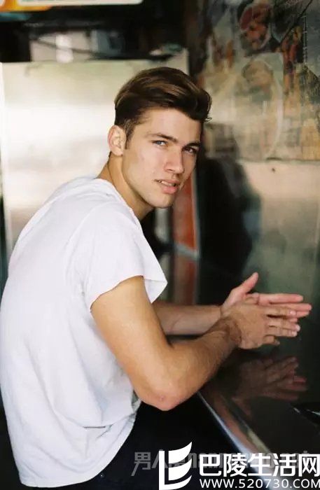 油滑的圆锥形背梳