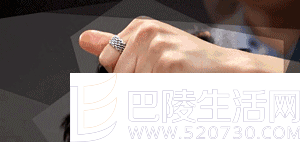 抓松多半边的头发 沾取发蜡