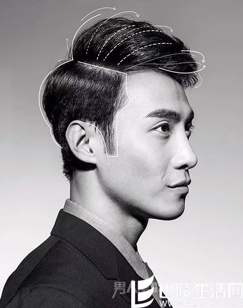 浅蓝衬衫、深蓝西服、驼色领带均为 Gucci 浅蓝衬衫、深蓝西服、驼色领带均为 Gucci