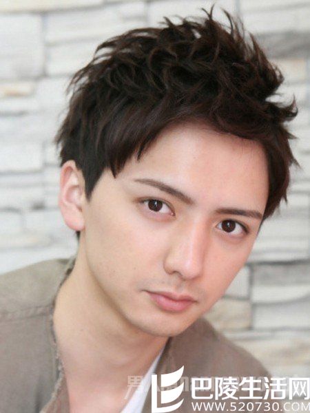 圆脸男生发型 圆脸男生发型