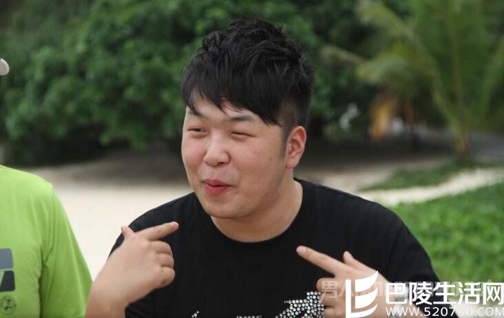 圆脸男生适合什么发型 圆脸男生适合什么发型