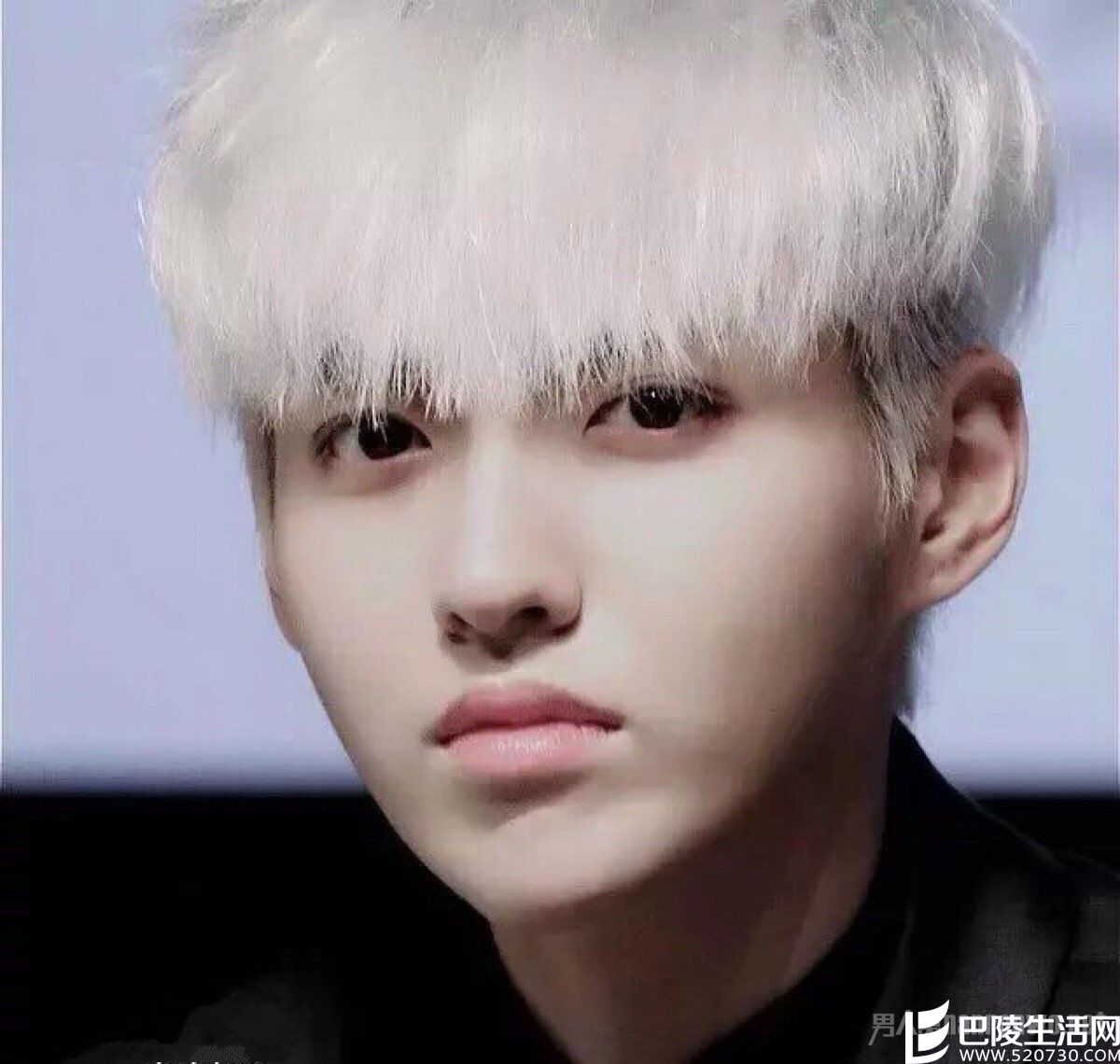 吴亦凡一头银发