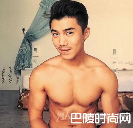 怎样自拍会让胸更大 怎样自拍会让胸更大