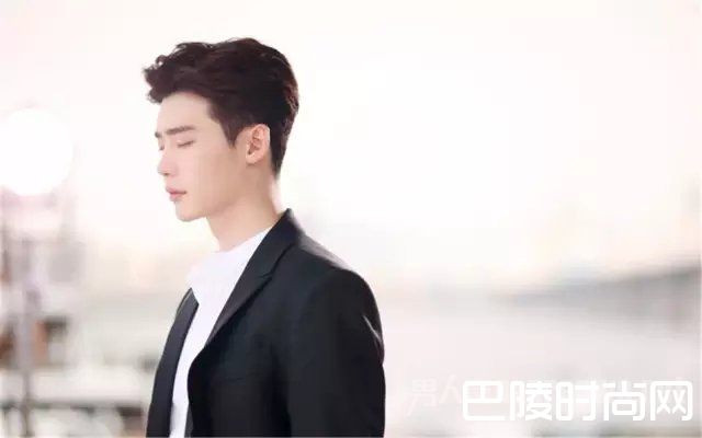 微中分上卷发 微中分上卷发