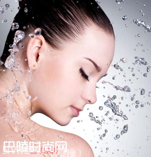 冬季皮肤干燥应多喝水_冬天皮肤干燥脱皮怎么办 如何正确给肌肤补水