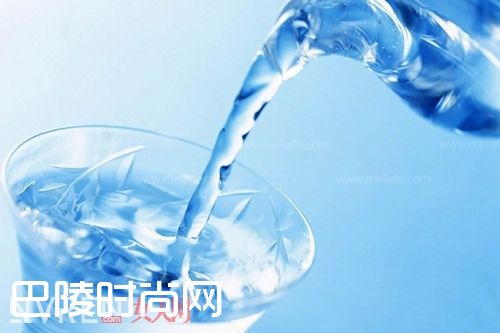 冬季皮肤干燥应多喝水_冬天皮肤干燥脱皮怎么办 如何正确给肌肤补水