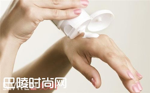 使用洗手液洗手要注意什么_双手美白的方法有哪些 芊芊玉手怎么养出来 使用洗手液洗手要注意什么_双手美白的方法有哪些 芊芊玉手怎么养出来