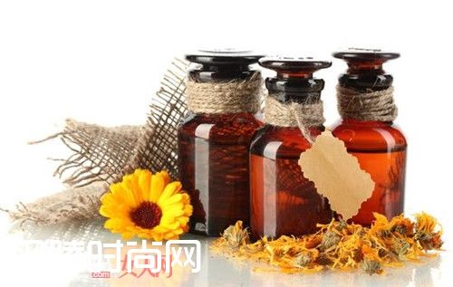精油泡澡有什么用_女性泡澡对身体有哪些好处 用什么排毒养颜 精油泡澡有什么用_女性泡澡对身体有哪些好处 用什么排毒养颜