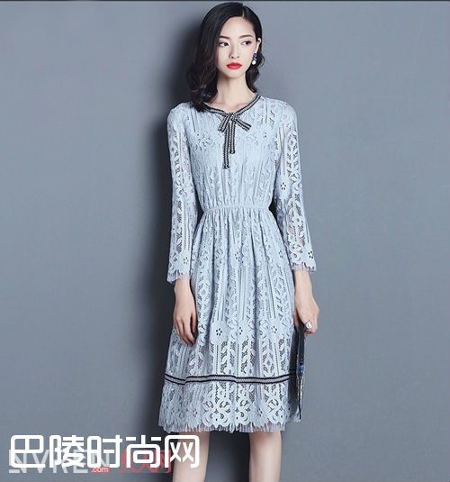 中长款蝴蝶结蕾丝连衣裙_冬季撩人不要停 蕾丝裙告诉你什么是行走的优雅