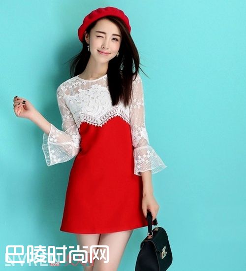 欧根纱蕾丝喇叭袖公主裙_冬季撩人不要停 蕾丝裙告诉你什么是行走的优雅