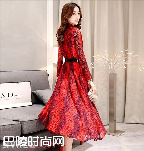 修身显瘦蕾丝连衣裙_冬季撩人不要停 蕾丝裙告诉你什么是行走的优雅