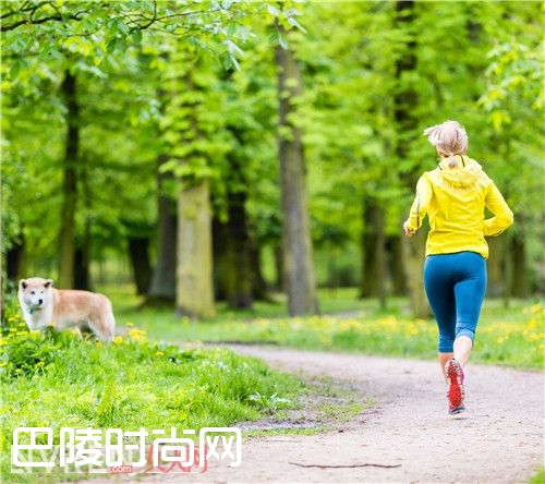 冬天晚上跑步能减肥吗_冬天跑步暖身又减脂 选对时间让脂肪燃起来