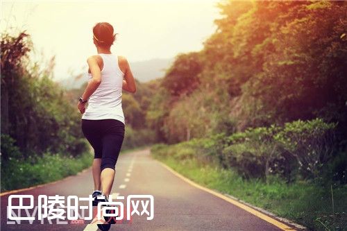 冬天跑步减肥的正确方法_冬天跑步暖身又减脂 选对时间让脂肪燃起来