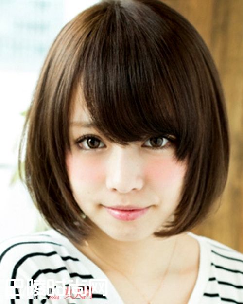 遮盖圆脸的乖巧短发_新年新气象 六款极具女人味的短发推荐给你