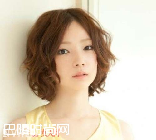 时尚的中分短卷发_新年新气象 六款极具女人味的短发推荐给你