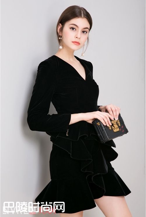 荷叶边丝绒连衣裙_ 辞旧迎新 看时尚美裙教你如何演绎不同风格