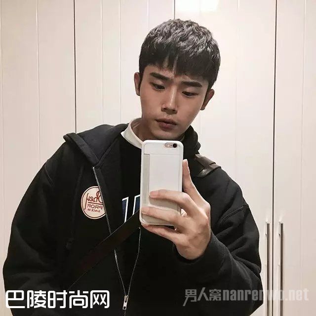 单眼皮男生适合什么发型