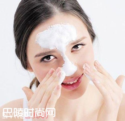 盐加牛奶去黑头_女生去黑头的五个方法 别说我没告诉你哦