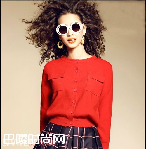 宽松短款圆领毛衣_毛衣不只是用来打底 还为了装饰冬天的靓丽