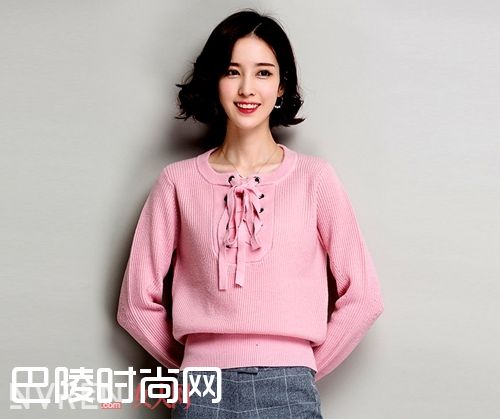 宽松短款圆领毛衣_毛衣不只是用来打底 还为了装饰冬天的靓丽