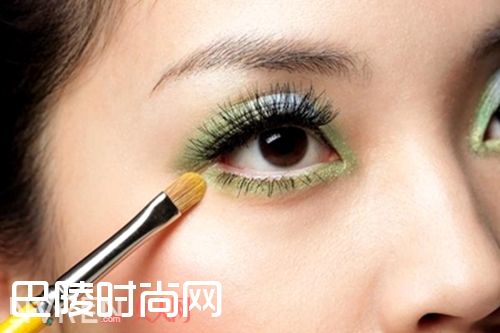 平涂法画眼影_五种常见眼影画法学起来 冬季美美就靠它