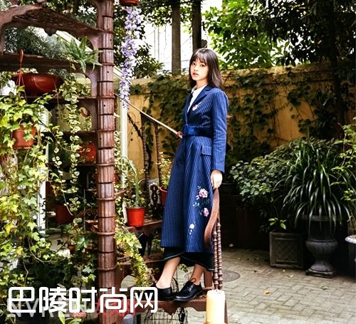 修身绣花裙式大衣_这些刺绣单品这么美 怎么可以不来一件呢