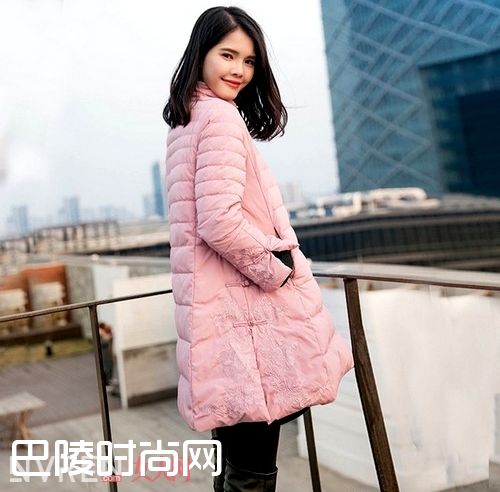 个性绣花修身羽绒服_这些刺绣单品这么美 怎么可以不来一件呢