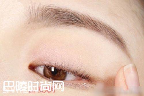 高圆圆款少女风小粉红眼妆_看明星如何画粉色眼影 你和桃花只差一个妆