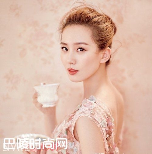 刘诗诗款粉色秀气眼妆_看明星如何画粉色眼影 你和桃花只差一个妆