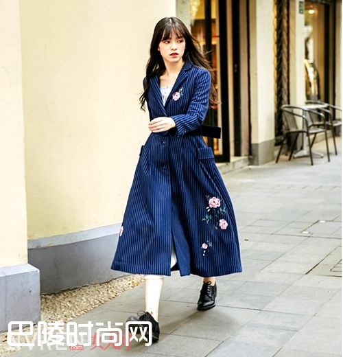 修身绣花裙式大衣_这些刺绣单品这么美 怎么可以不来一件呢