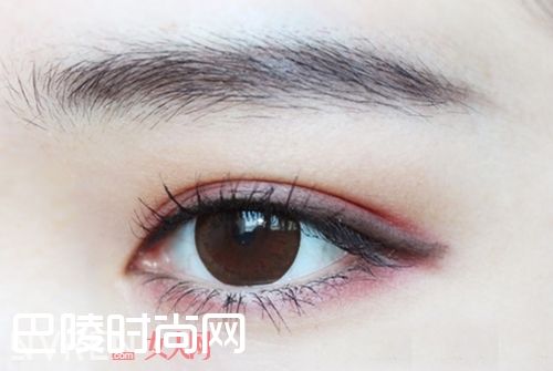 李多喜款韩式桃花眼妆_看明星如何画粉色眼影 你和桃花只差一个妆