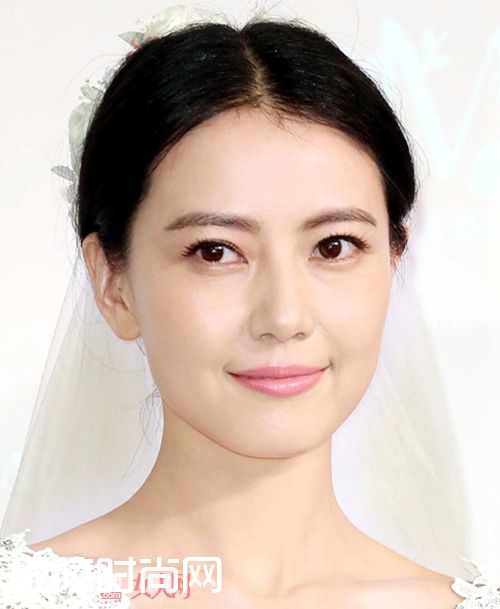 高圆圆款少女风小粉红眼妆_看明星如何画粉色眼影 你和桃花只差一个妆