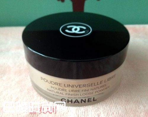 香奈儿轻盈完美蜜粉_还在担心一出街妆就花 用好散粉才是关键
