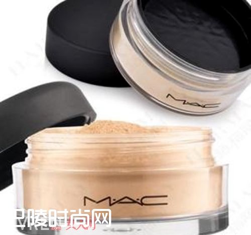 魅可柔滑冰透蜜粉_还在担心一出街妆就花 用好散粉才是关键