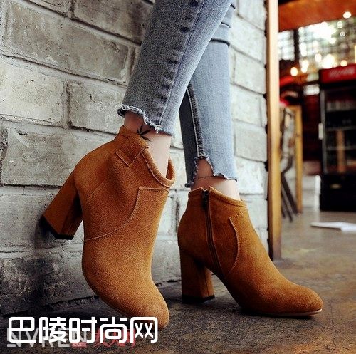 英伦风尖头粗跟裸靴_短靴才是时尚的风向标 如此精致不得不来一双