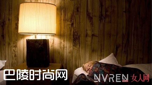 睡觉不关灯对皮肤好吗_睡前护肤的坏习惯有哪些 健康护肤的方法