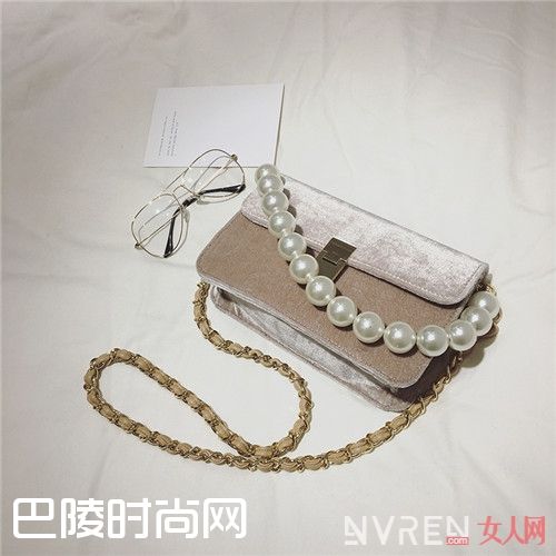 春季适合哪些包包_ 暖春将至 教你如何选择小包穿搭到完美极致