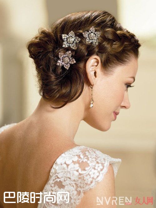 哪种新娘发型可以凸显优雅气质_最美的韩式新娘发型 你选款唯美发型呢