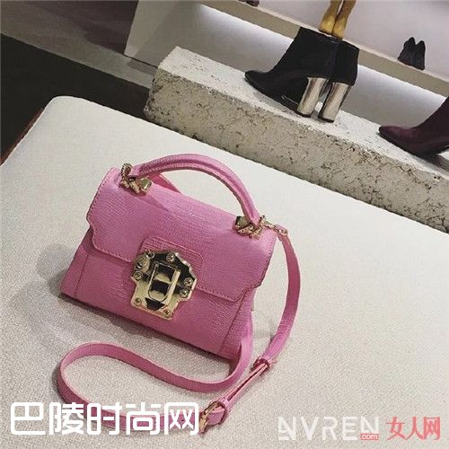 春季适合哪些包包_ 暖春将至 教你如何选择小包穿搭到完美极致