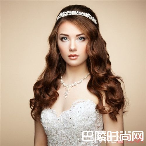 日常生活中卷发怎么护理_爱美女生卷发应该如何打理最漂亮