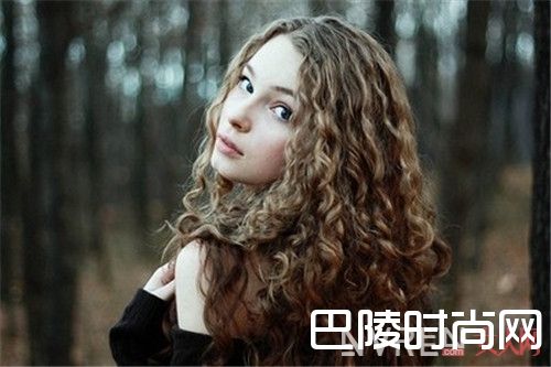 卷发怎么清洗_爱美女生卷发应该如何打理最漂亮