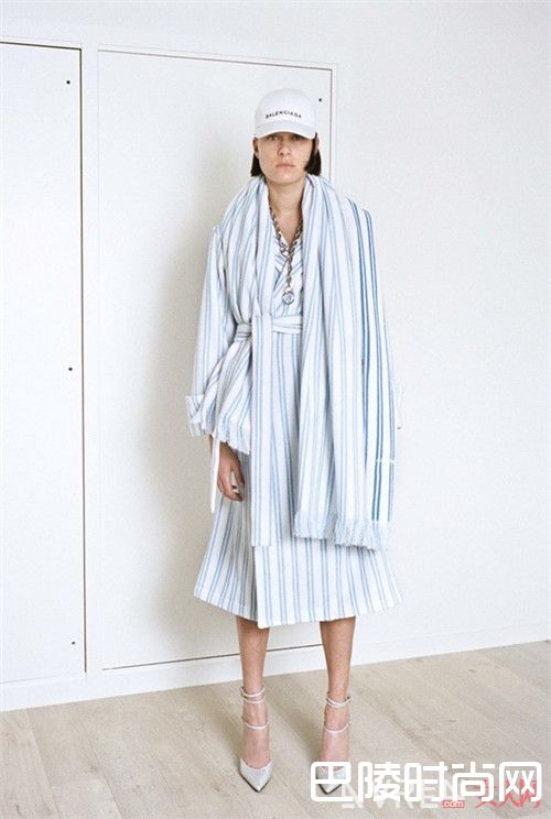 Balenciaga 2017早春裙子简介_各大品牌早春新款裙装 看哪一件是你最青睐的