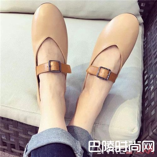 女人都爱什么平底鞋_哪里需要恨天高 平底就可做春天里的公主