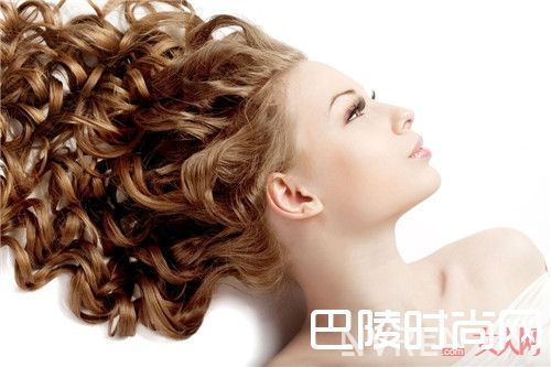 卷发怎么清洗_爱美女生卷发应该如何打理最漂亮