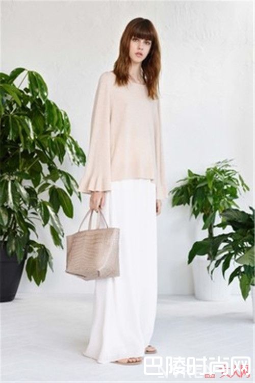 Valentino 2017早春裙子简介_奢侈品牌2017早春系列 想追潮流从此刻开始