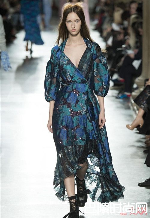 Valentino 2017早春裙子简介_奢侈品牌2017早春系列 想追潮流从此刻开始