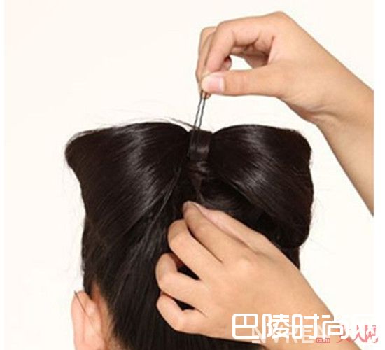 蝴蝶结发扎发步骤_蝴蝶结发型扎法图解 四个步骤帮你搞定