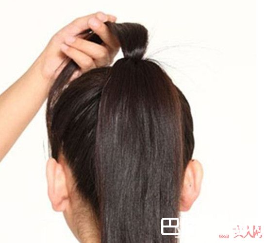 蝴蝶结发型怎么扎_蝴蝶结发型扎法图解 四个步骤帮你搞定